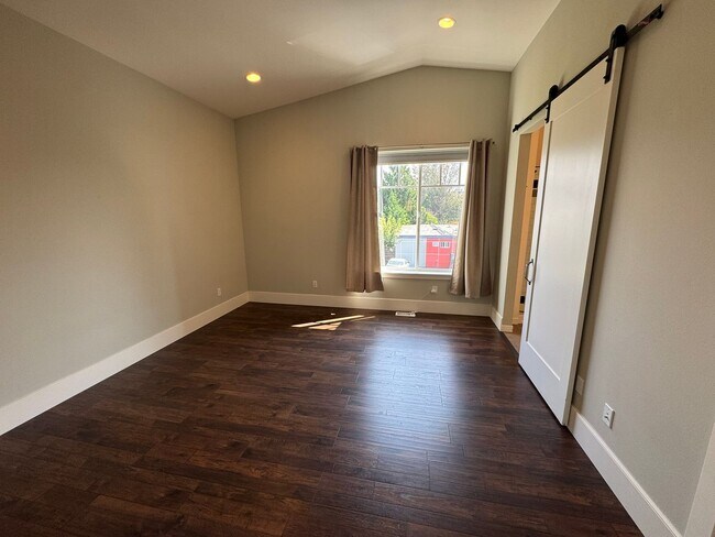 Building Photo - 418 20th Ave