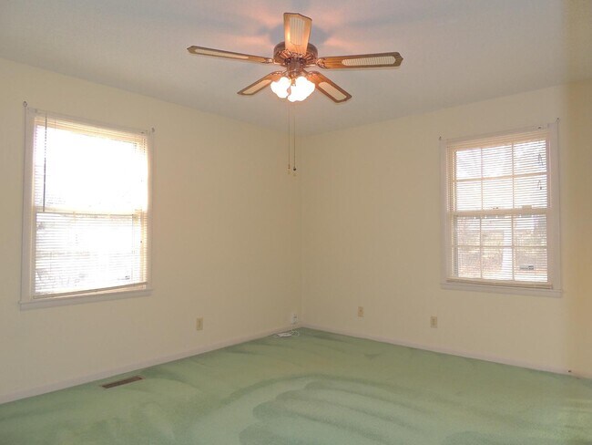Building Photo - 2316 Rodgers Dr NE