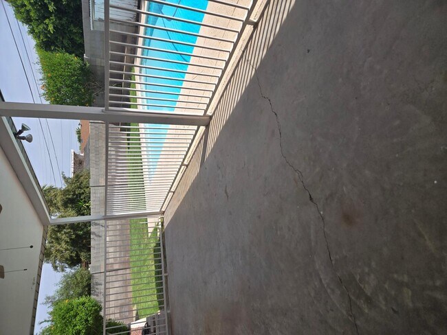 Building Photo - 1719 N Circle Dr