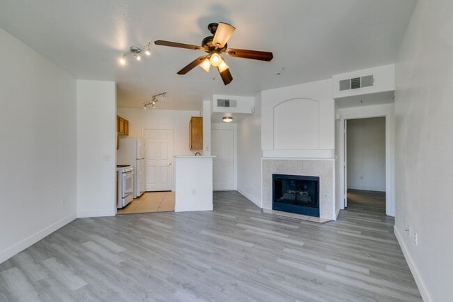 Building Photo - Beautiful 2nd floor condo