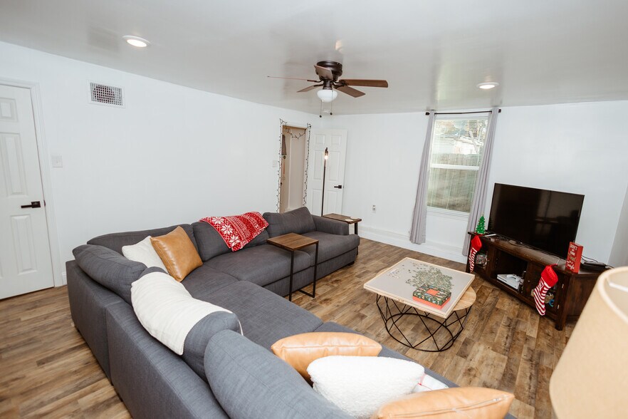 Building Photo - 3836 Leland Ave