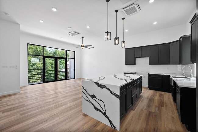 Building Photo - Spacious Townhouse in Dallas