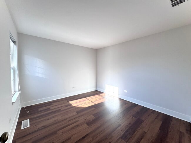 Building Photo - 2406 Sheehan Dr