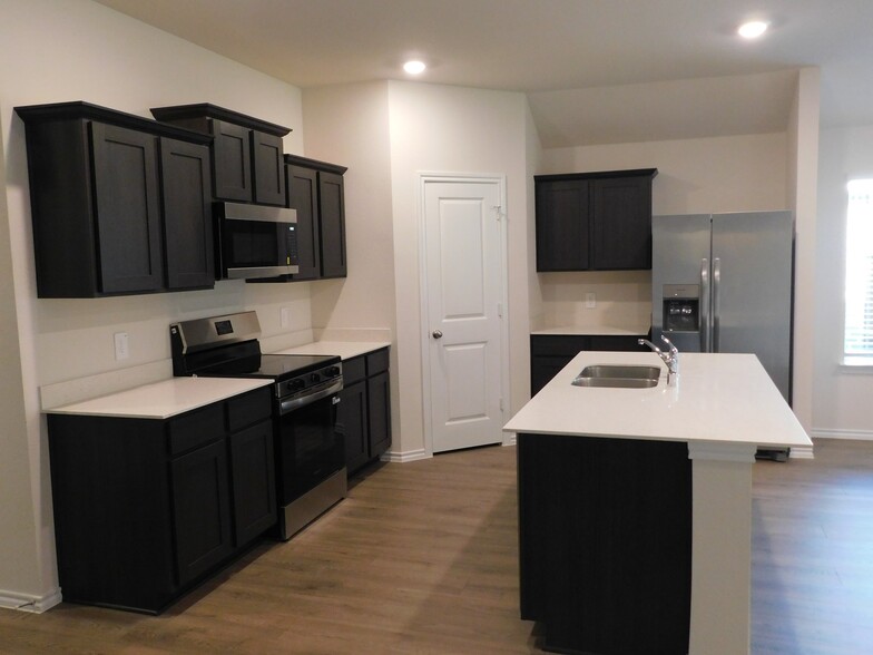 Building Photo - 841 Wild Rose Wy