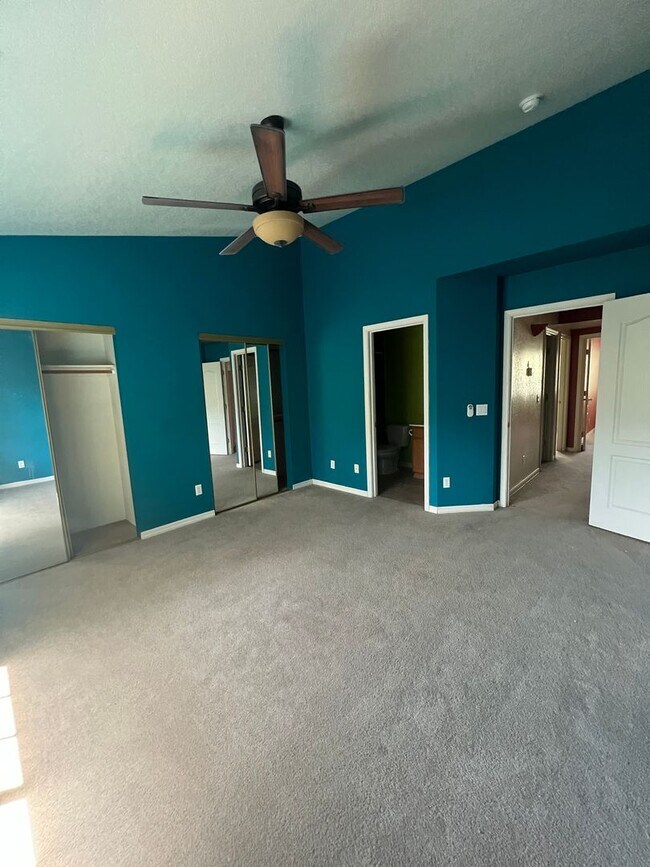 Building Photo - (Lease Pending) 3 Bed/2.5 Bath in The Town...