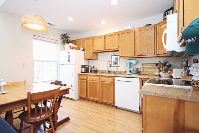 Building Photo - Pet-Friendly End-Unit Ridgecrest Townhome
