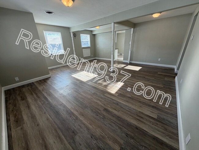 Building Photo - 2 Bed 1 bath with 500 SQ FT DETACHED GARAGE/WORKSHOP