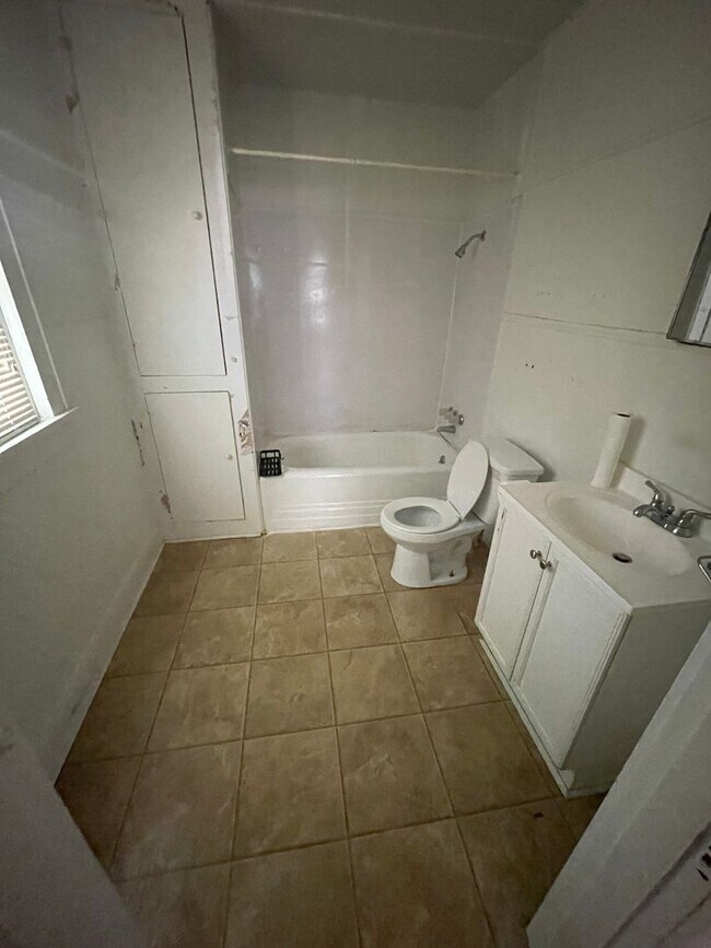 Building Photo - 2 Bedroom Apartment in Highland!