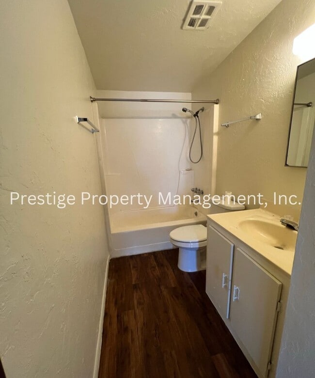 Building Photo - 4bd/2ba Southeast home with HUGE Backyard