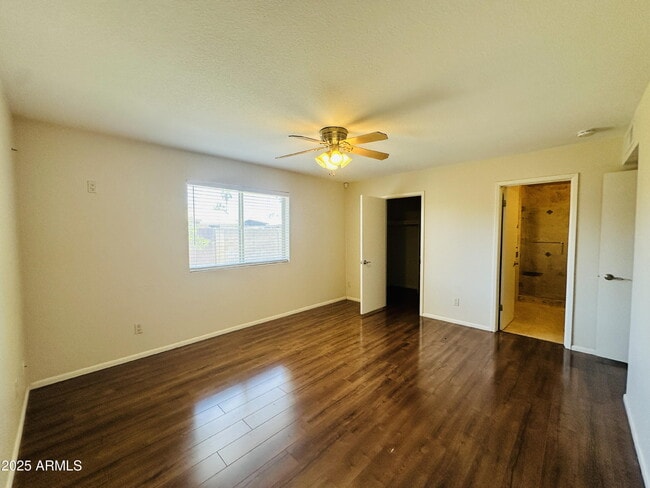 Building Photo - 3839 E Sunnyside Dr