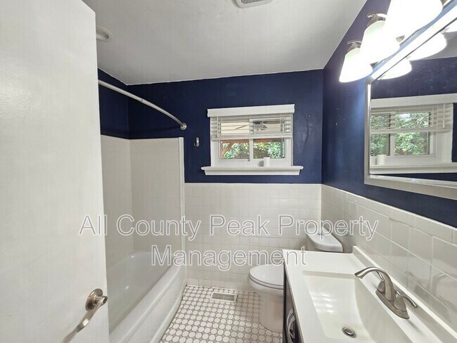 Building Photo - 3934 Kensington Dr