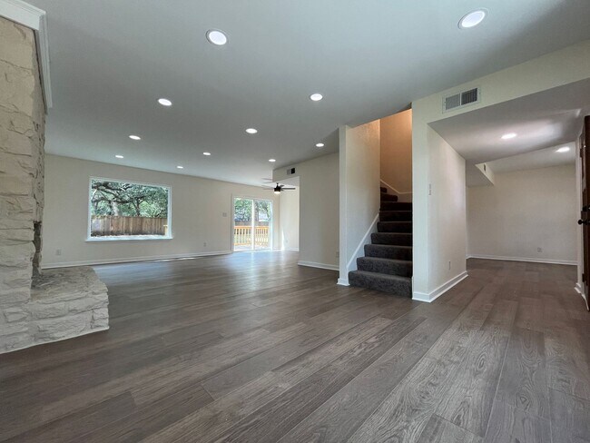 Building Photo - JUST RENOVATED 4/2.5 IN GREAT LEANDER LOCA...