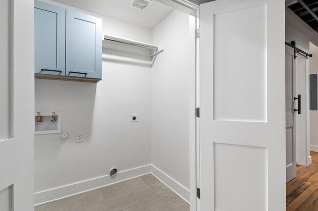 Building Photo - 330 W Lamar St