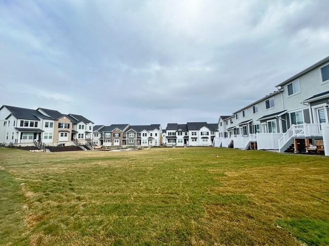 Building Photo - 1340 N Sage Dr