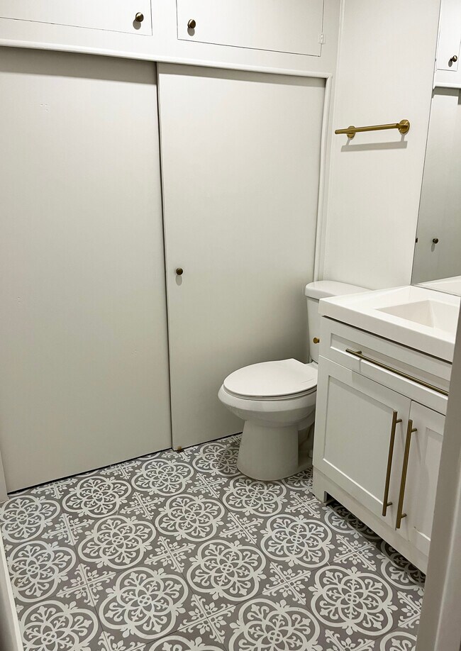 Bath and closet - 1795 San Pasqual St