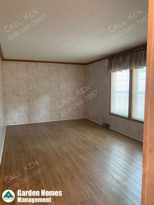 Building Photo - 4 Oak Dr