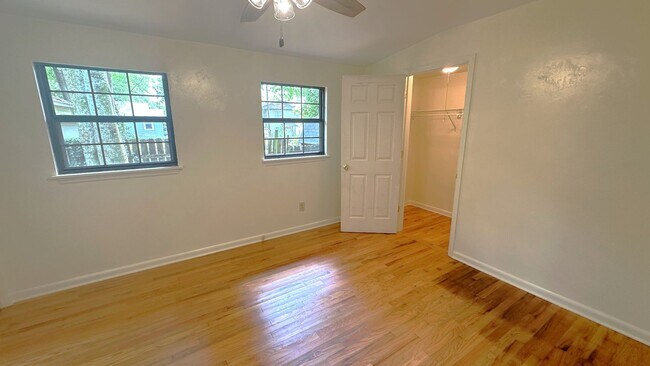 Building Photo - MIDTOWN 3/2 w/ Beautiful Wood Floors, Newer Paint, Inside Utility Area, & More! $1695/month Avail...