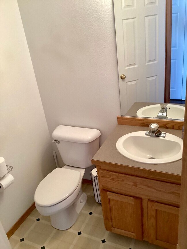 Building Photo - 3 Bed 2.5 Bath Town Home in Running Y - Ac...
