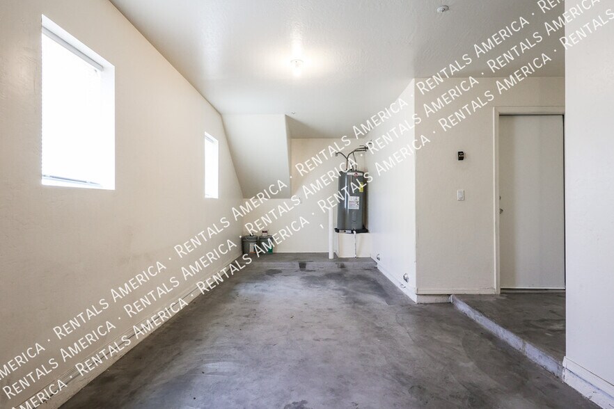 Building Photo - 747 N Port Dr