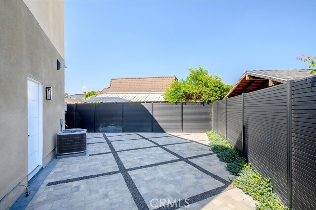 Building Photo - 9601 N Clybourn Ave