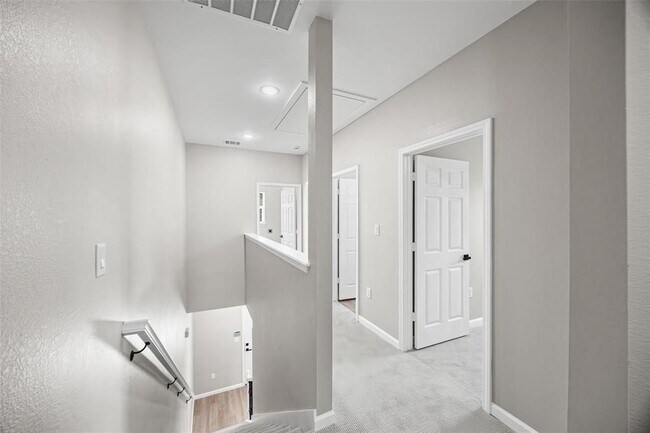 Building Photo - 10214 Hollyglen Dr