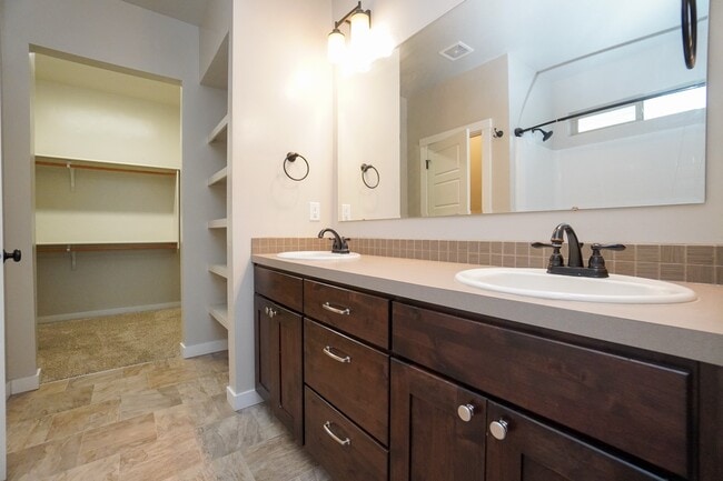 Building Photo - 1187 W Davenport St