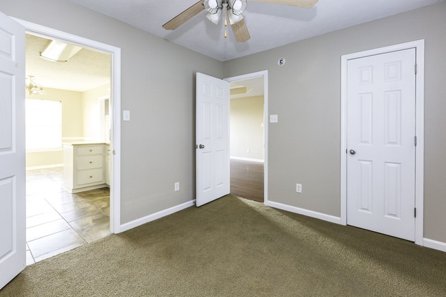 Building Photo - 17 Hillside Cove