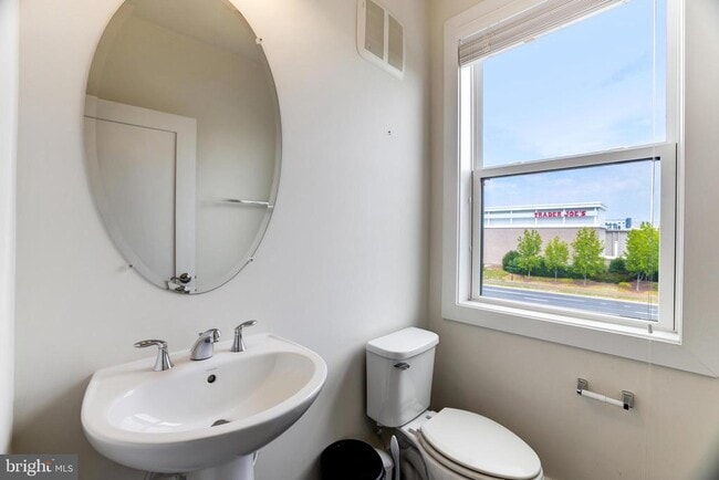 Building Photo - 44750 Tiverton Sq