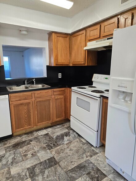 Kitchen - 2107 Greenbriar Colony Dr