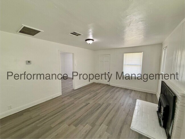 Building Photo - Cozy 4 Bed/2 Bath E Bakersfield Home w/ Solar, RBP & $0 Deposit Option