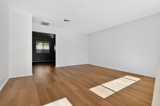 Building Photo - 44440 Acacia Dr