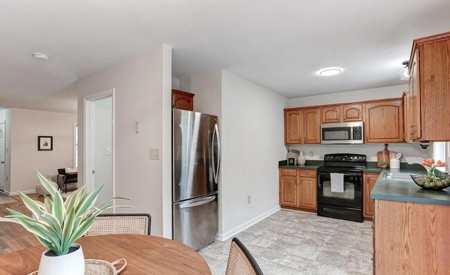 Building Photo - 352 Deerfield Dr