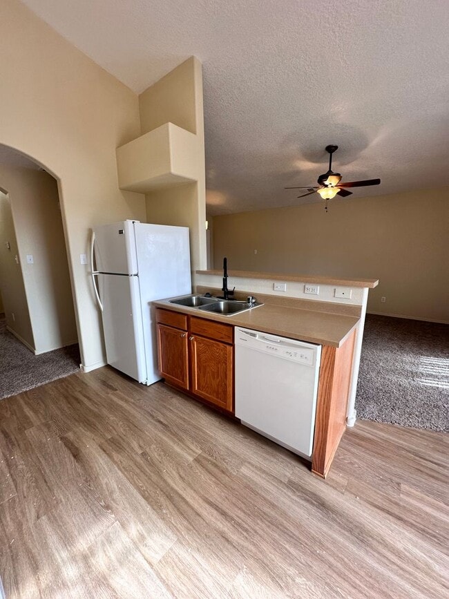 Building Photo - Super cute 3 bed 2 bath home in Huning Ranch. MOVE IN SPECIAL! 1/2 OFF 2ND MONTHS RENT!