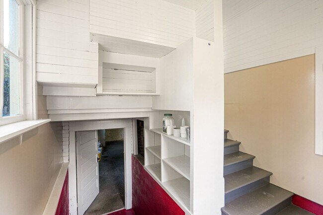 Building Photo - Fully furnished 5-bed, 3.5 bath home in hi...