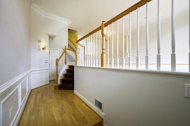 Building Photo - Tower Oaks First-Time Townhome in Rockville is Move-in Ready!