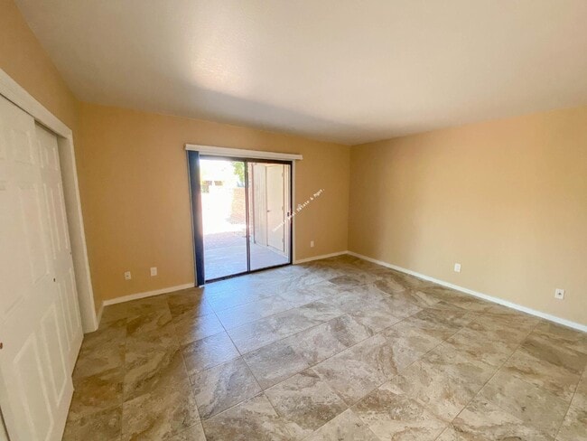 Building Photo - "Charming 2-Bed, 2-Bath Townhouse with Cozy Fireplace in Tucson's Scenic Sunrise Territory neighb...