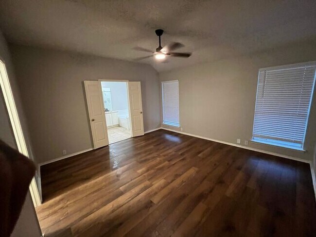 Building Photo - Bright & Inviting Home with Walk-In Closet...
