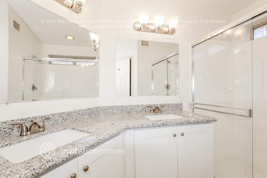 Building Photo - 4067 E Meadow Dr