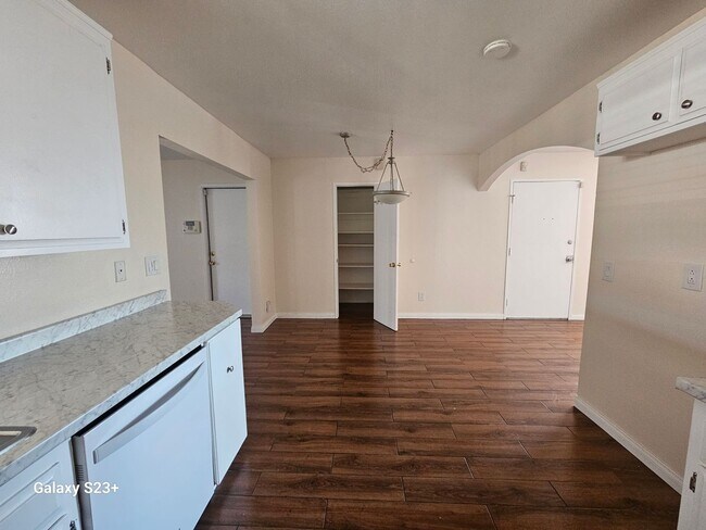 Building Photo - FRESH, CLEAN & BRIGHT 3 BED 2 BATH