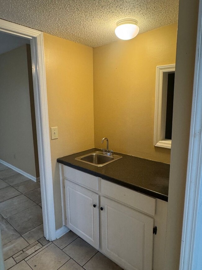 Building Photo - Large Townhome