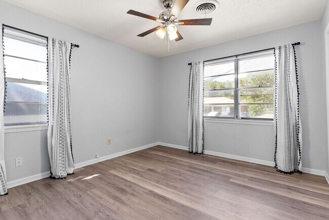 Building Photo - $500 off first months rent