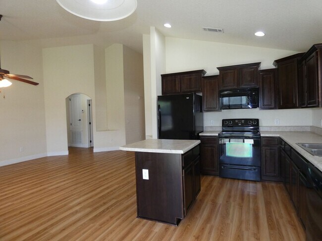 Building Photo - Charming 3-Bedroom Home