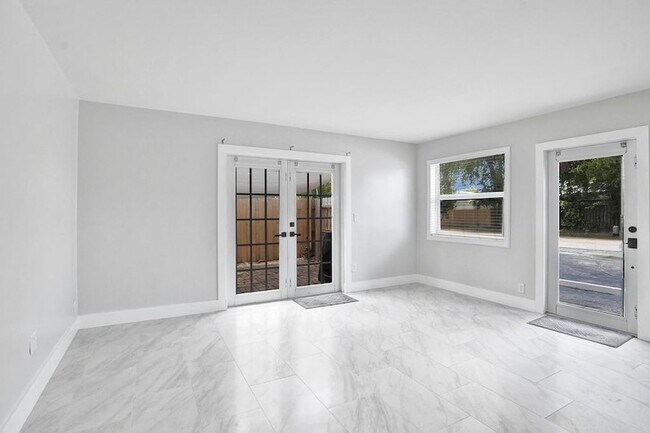 Building Photo - 800 SW 12th Ct