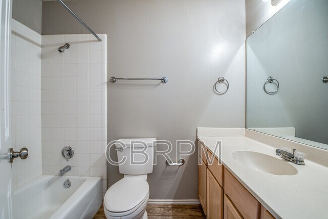 Building Photo - 5308 Kenosha Ave