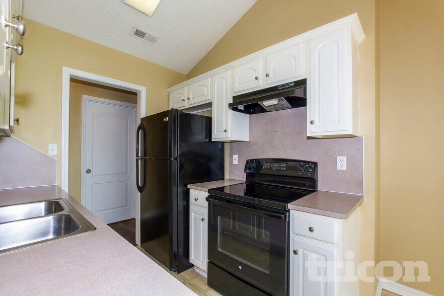 Building Photo - 2125 Sebastiani Dr