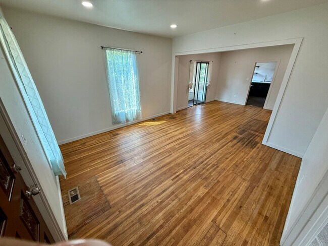 Building Photo - Charming 3-Bedroom Home with Spacious Yards & Modern Comforts in Lewiston