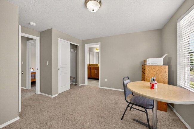 Building Photo - 3 Bedroom, 2.5 Bathroom Medford Home