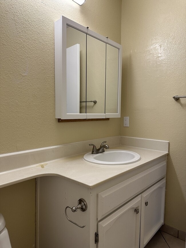 Building Photo - charming 4-bedroom, 2-bathroom home located in a peaceful cul-de-sac in West Modesto