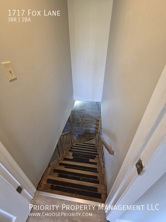 Building Photo - 1717 Fox Ln