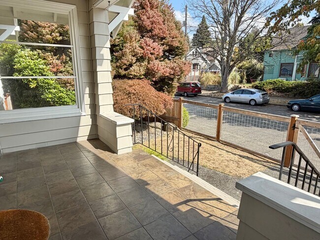 Building Photo - Charming Phinney Ridge Retreat - Spacious 3 Bedroom Home w/Fenced Yard & Garage! AVAILABLE NOW!
